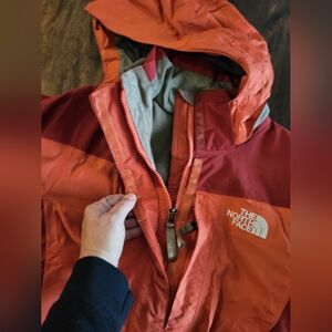 THE NORTH FACE WOMEN'S SZ S WINTER JACKET RED
